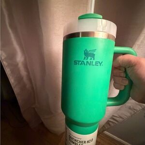 Stanley Vibrant Green Quencher H2.0 Tumbler with Handle